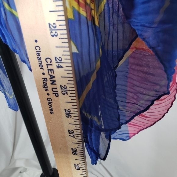 Beautiful Pink Hawaiian Off the Shoulder Pearl Button Overlaying Wrap - Picture 5 of 8